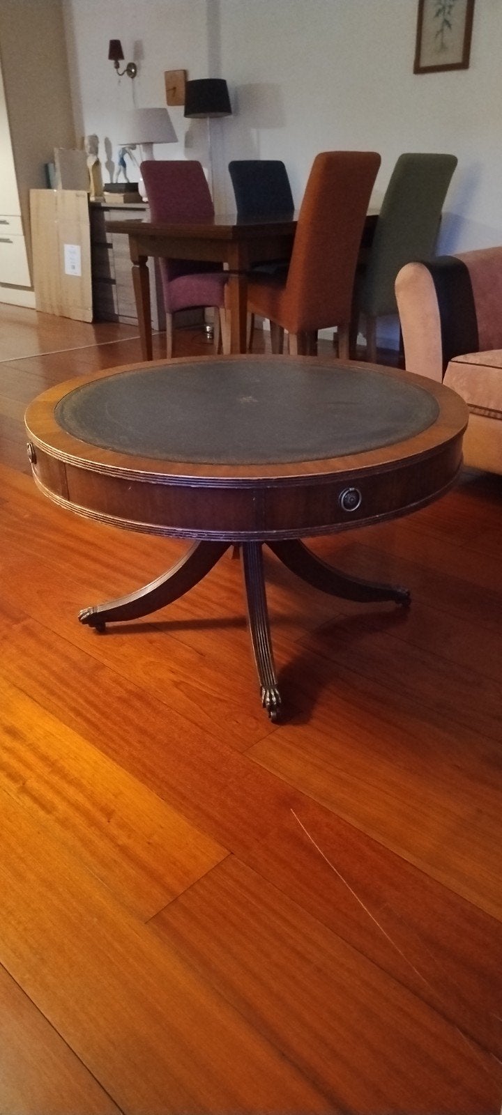 Antieke ronde tafel met groen leer en messing beslag, Ophalen