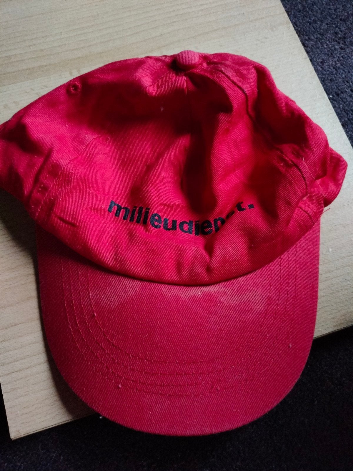 Rode pet met 'milieudienst' opdruk, Gedragen, One size fits all, Ophalen of Verzenden, Iks