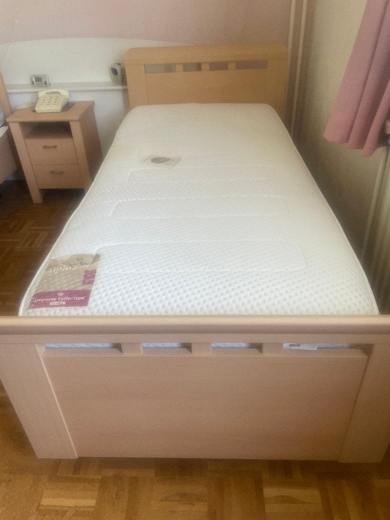 Senioren bedden inclusief matrassen en bodems+nachtkastjes, Ophalen, Verstelbaar, 90 cm, Degelijk
