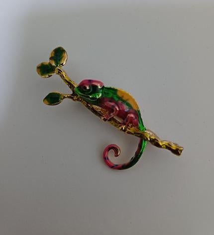 Goudkleurige broche kameleon gekleurd op gouden tak, Sieraden, Tassen en Uiterlijk, Verzenden, Nieuw, Goud, Overige materialen