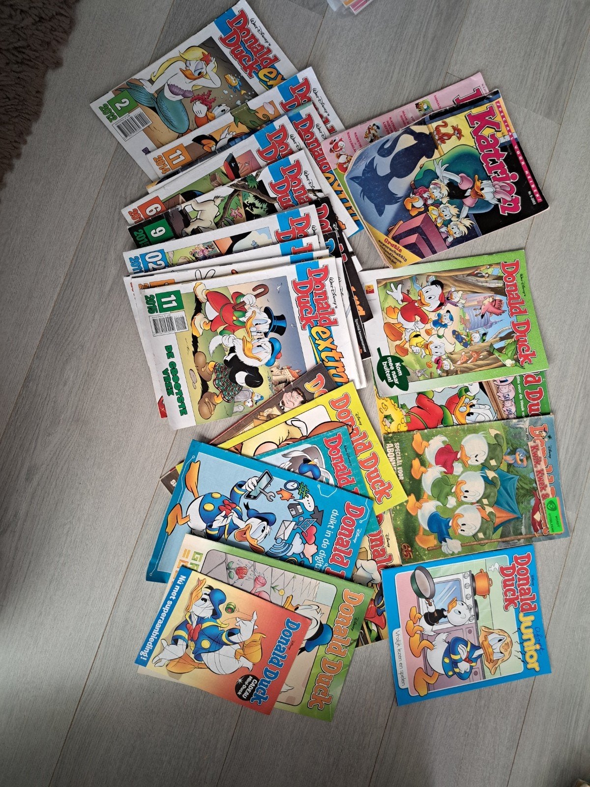 Donald Duck Extra, Katrien en speciale uitgaven, Boeken, Meerdere stripboeken, Ophalen, Gelezen