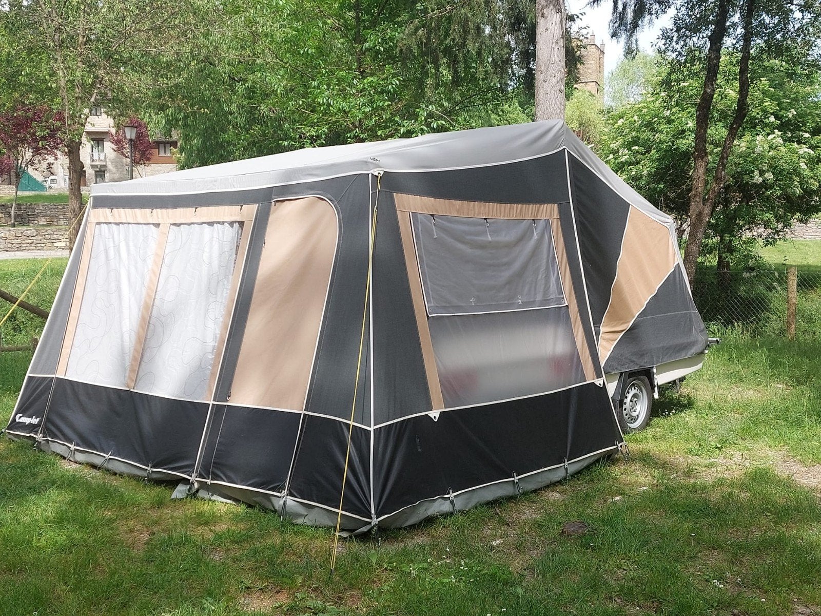 Camp-let 2GO met fietsendrager en comfortabele veerschotels., Ophalen, Beige, Aanwezig, Camp-Let