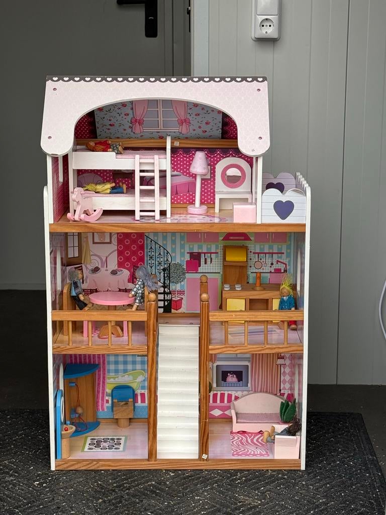 Groot houten poppenhuis met poppetjes en meubels, Kinderen en Baby's, Speelgoed | Poppenhuizen, Ophalen, Gebruikt, Poppenhuis