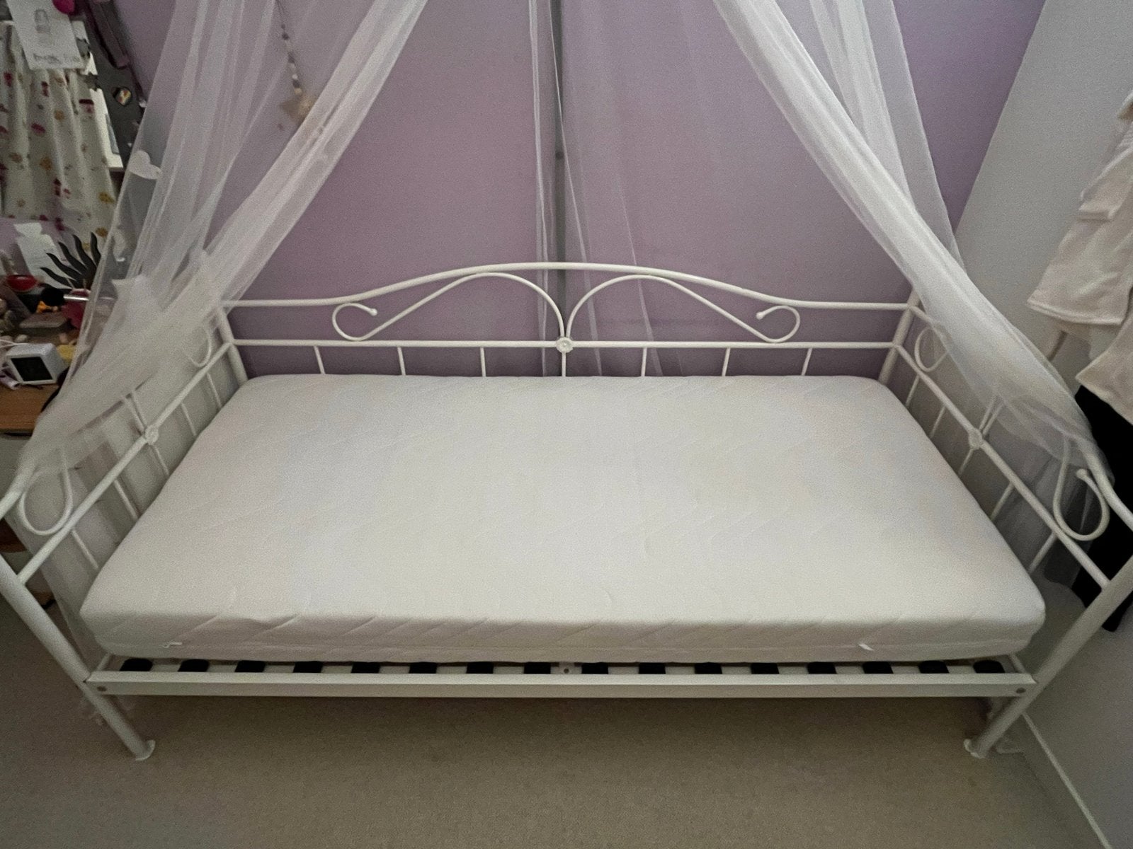 Sierlijk bed en gratis matras 90 x 200 cm voor kind / tiener, 85 tot 100 cm, Ophalen of Verzenden, Zo goed als nieuw, Lattenbodem