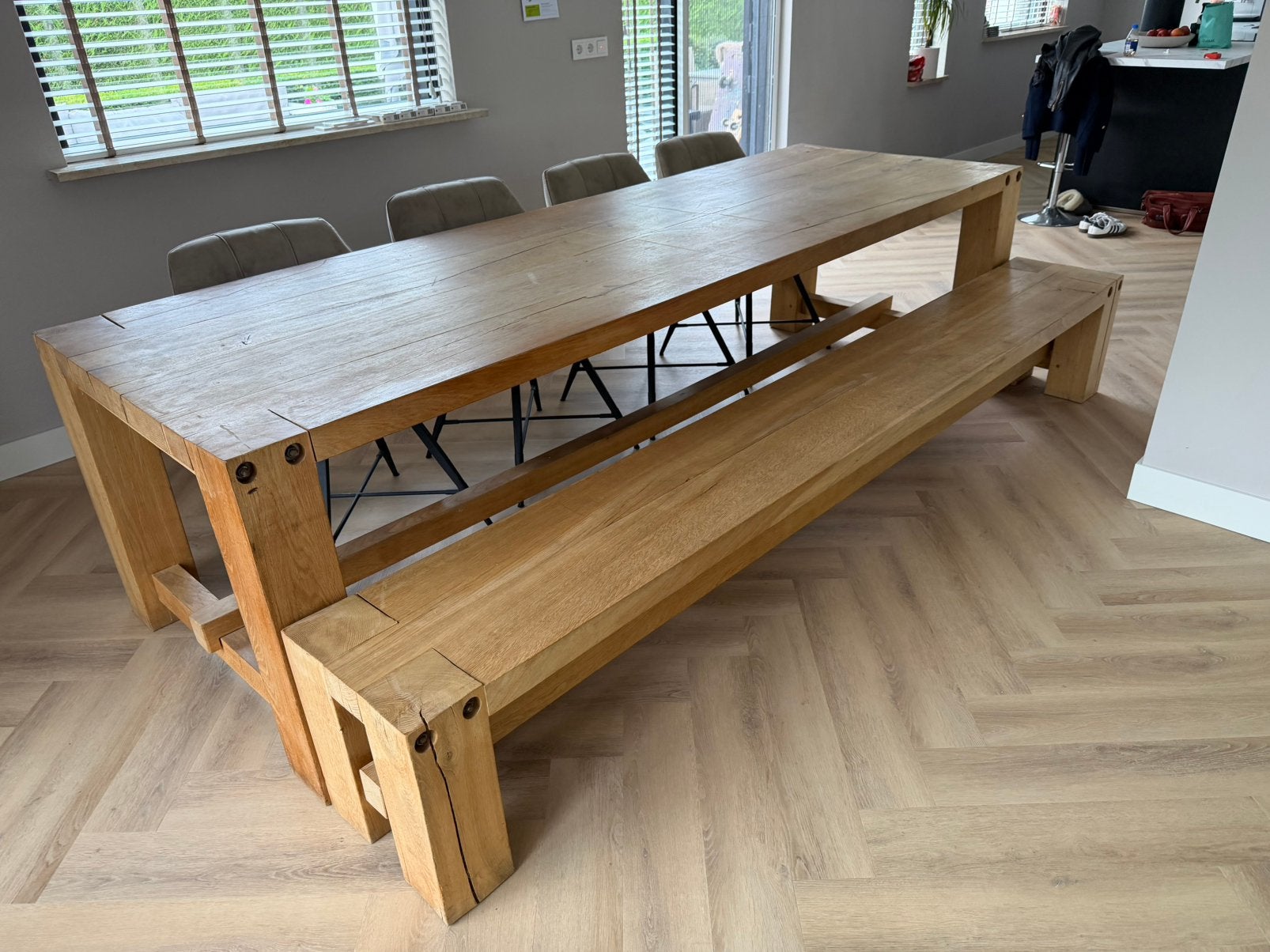 Massief eiken eettafel + bijpassende bank – stoer en robuust, Huis en Inrichting, Gebruikt, Eikenhout, 200 cm of meer, Kloostertafel