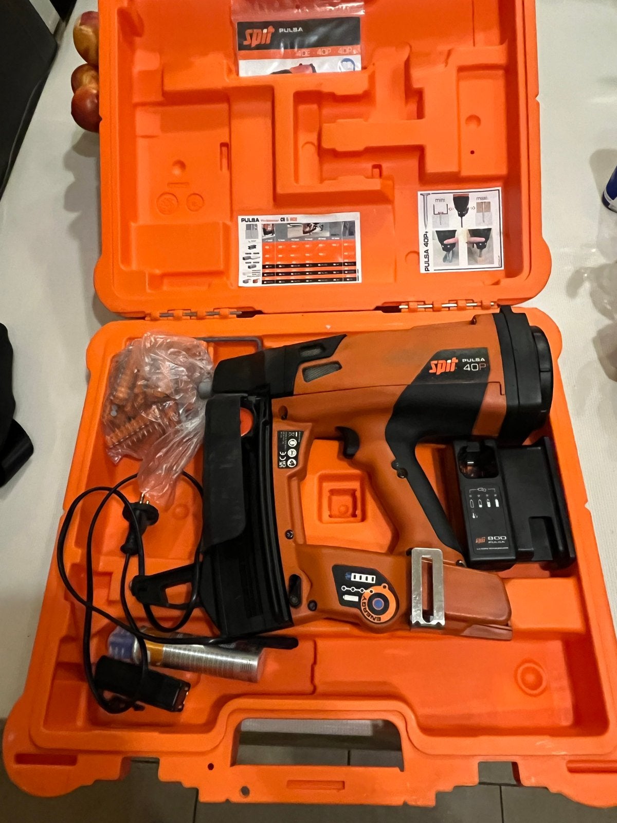 SPIT Pulsa 40P Gas Tackernailer met Accu en Lader, Ophalen of Verzenden, Zo goed als nieuw
