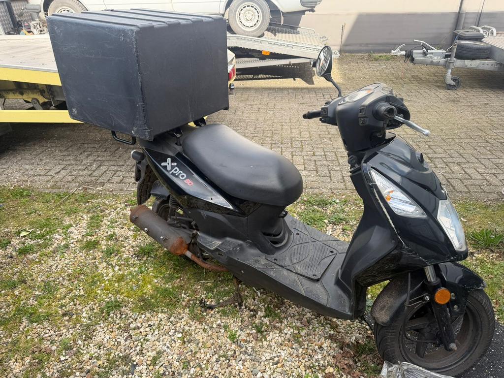 Zwarte X-Pro 50 Scooter met Bezorgbox defect, Ophalen of Verzenden, Gebruikt, Maximaal 45 km/u, Benzine