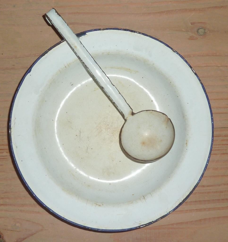 Emaille bord met blauw randje en sleef, Ophalen of Verzenden