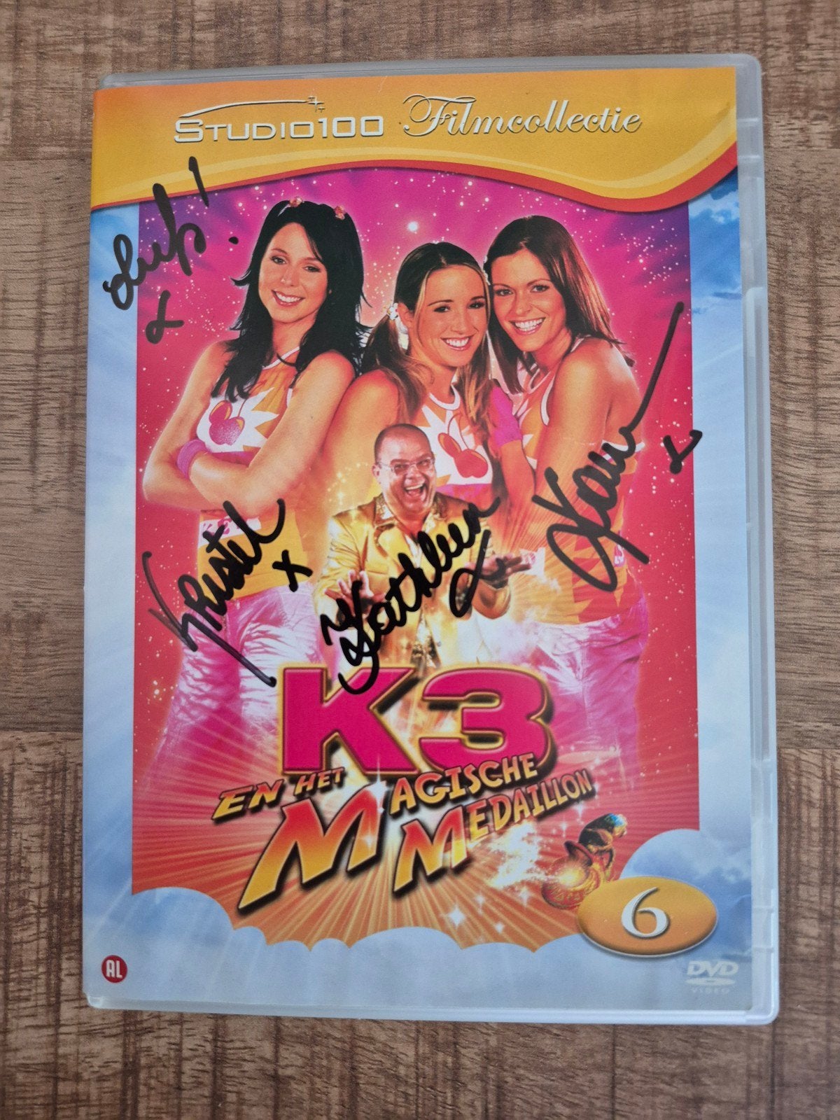 Nieuwe gesigneerde dvd "K3 en het magische medaillon"., Alle leeftijden, Verzenden, Zo goed als nieuw