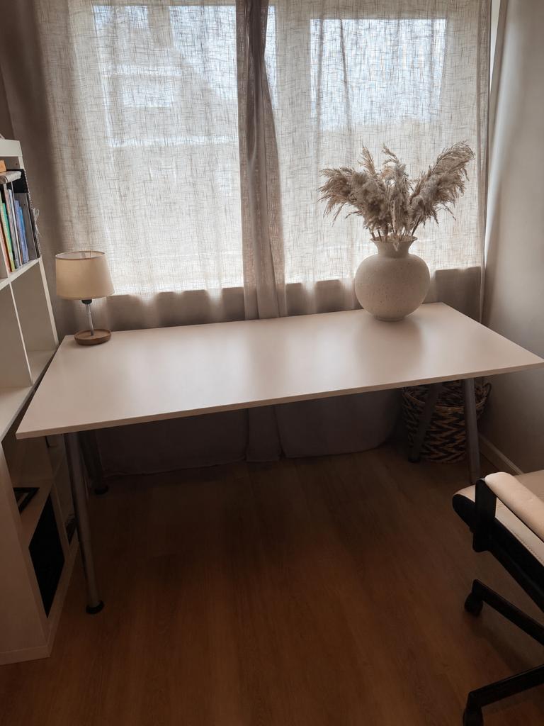 IKEA bureau TROTTEN, Huis en Inrichting, Bureaus, Ophalen, 160 cm, In hoogte verstelbaar, Hout