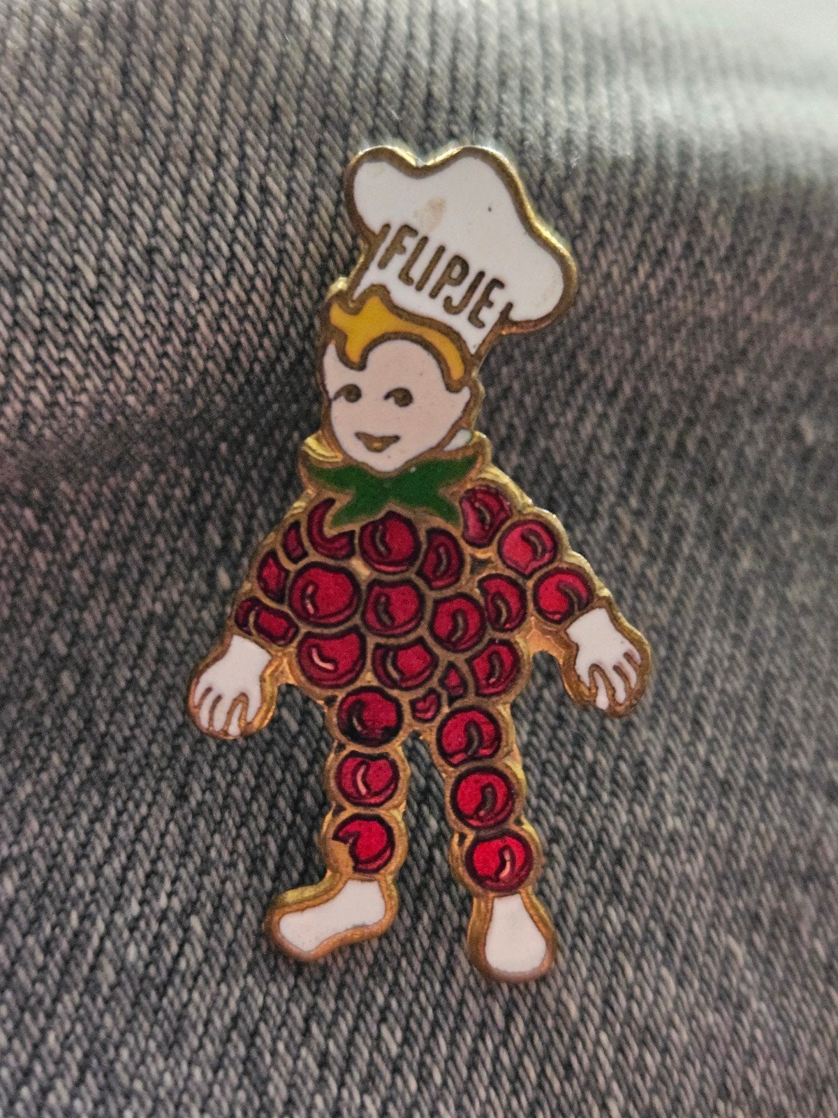 betuwe Vintage Flipje Tiel speldje - Fruitige mascotte, Ophalen of Verzenden, Gebruikt, Figuurtje, Speldje of Pin