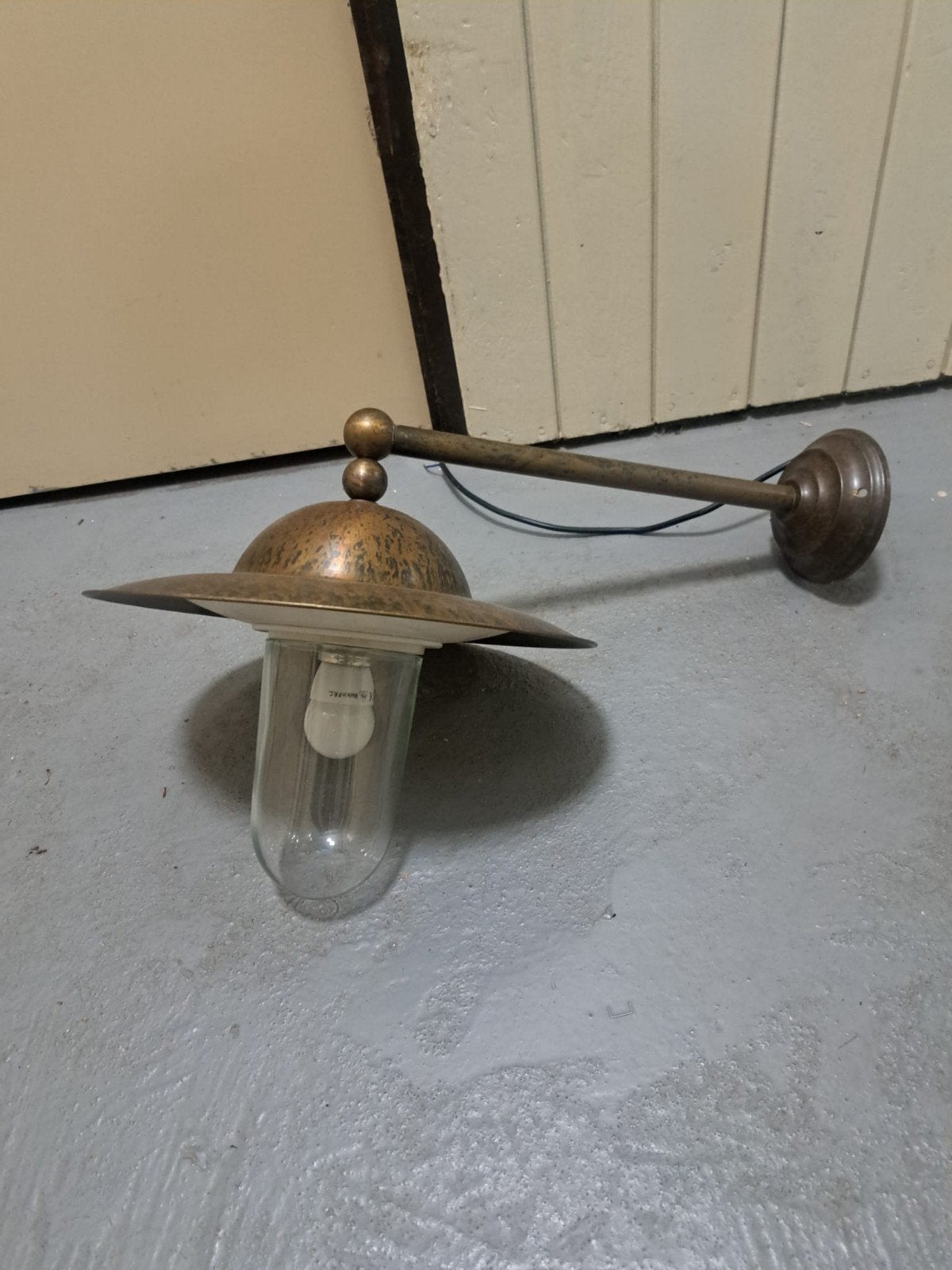 Vintage koperen wandlamp met glazen kap, Ophalen, Gebruikt, E27 (groot), Wandlamp