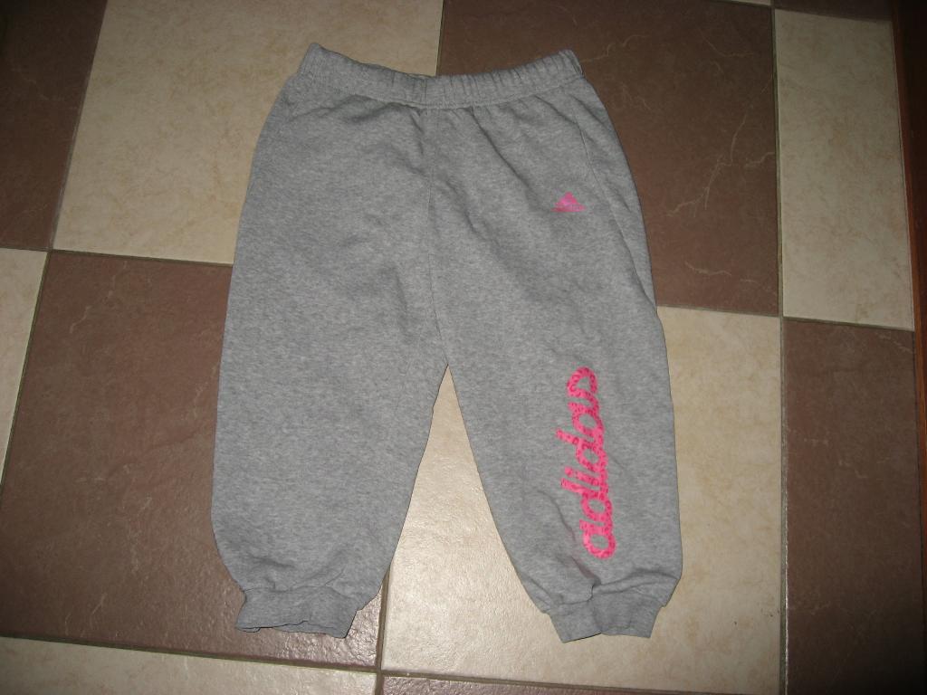 nieuwe grijze Adidas sport capri/ kuit joggingbroek , mt 164, Adidas, Verzenden, Meisje, Nieuw