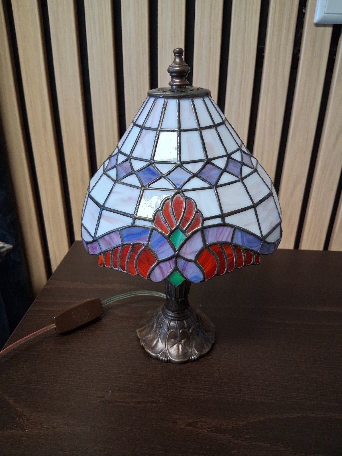 Tiffany Stijl Tafellamp - Kleurrijk Glas-in-lood Design, Antiek en Kunst, Antiek | Lampen, Ophalen of Verzenden