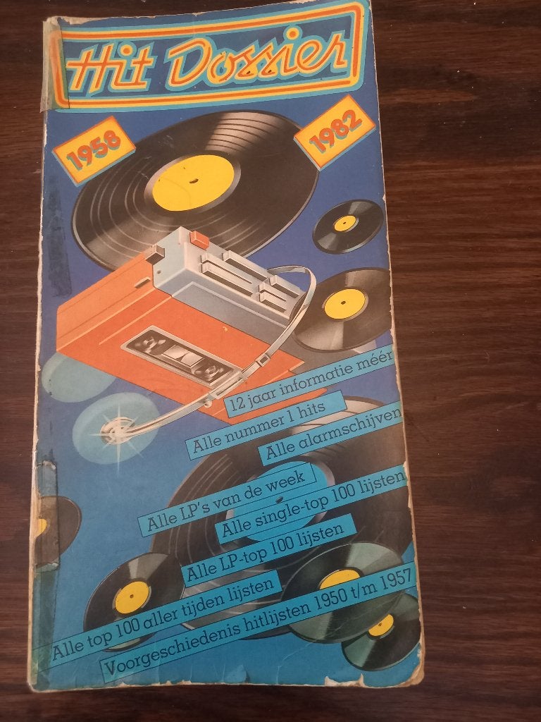 Boek: hit dossier 1958 1982, Gelezen, Diverse auteurs, Ophalen of Verzenden, Algemeen