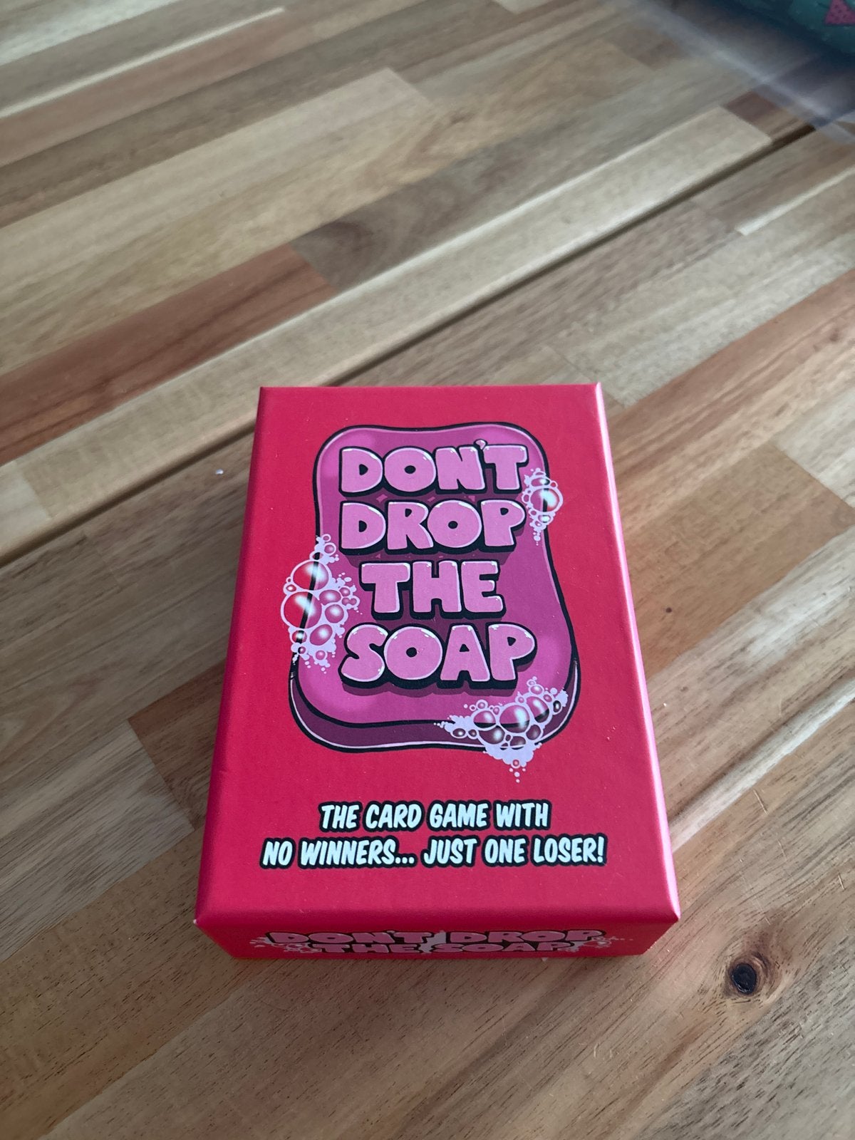 Don't Drop The Soap - Het kaartspel met één verliezer!, Drie of vier spelers, Ophalen of Verzenden, Zo goed als nieuw