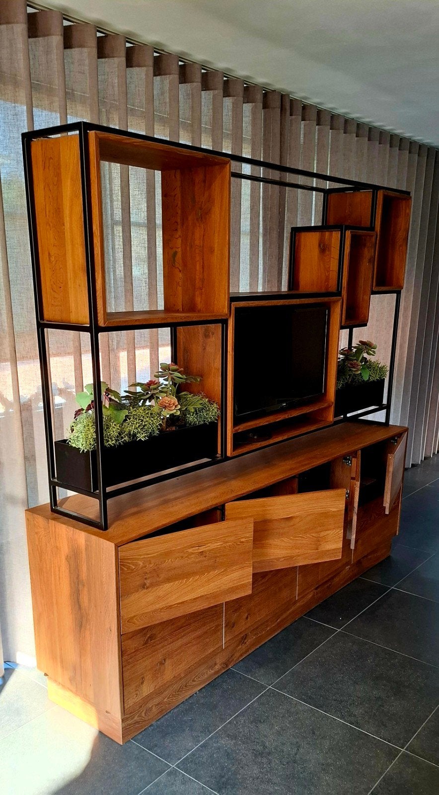 Uniek houten meubel met stalen frame en plantenbakken, 200 cm of meer, Zo goed als nieuw, 200 cm of meer, Modern industrieel met natuurlijke elementen