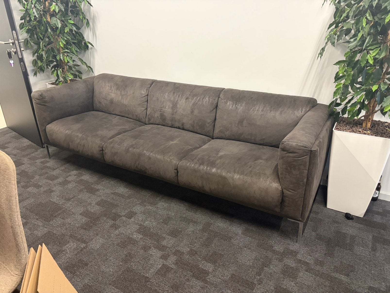 Suede bank, Huis en Inrichting, Banken | Bankstellen, Ophalen, Driepersoons, 75 tot 100 cm, Zo goed als nieuw