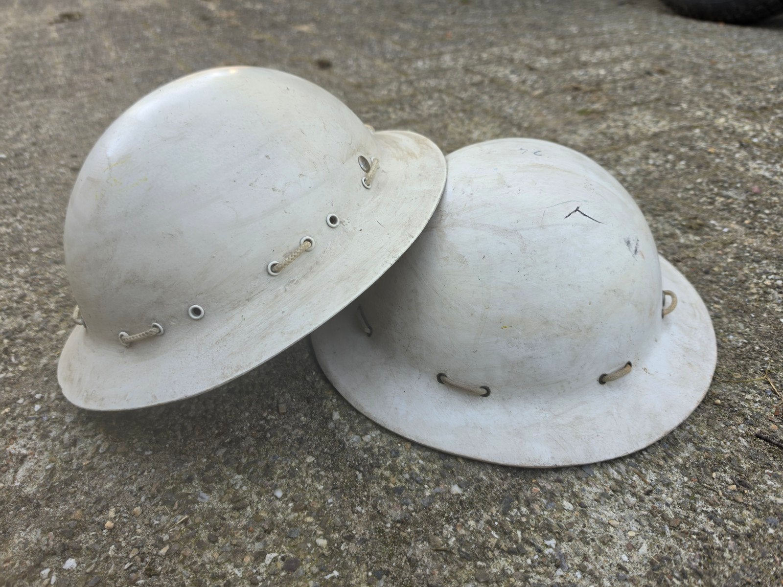 2 safari helmen, Ophalen
