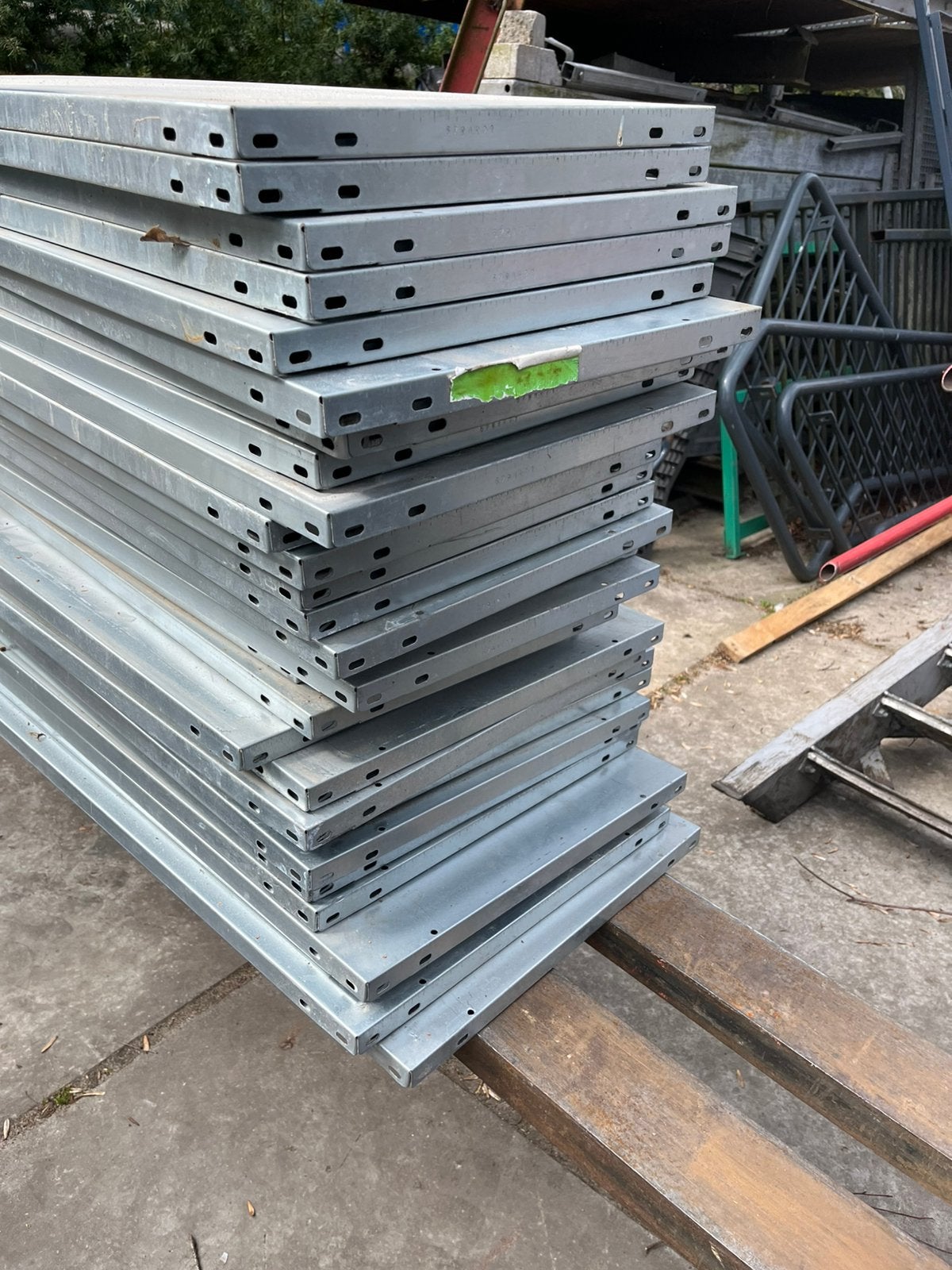 Gegalvaniseerde metalen stelling legborden 125 x 40 cm dicht, Ophalen, Gebruikt