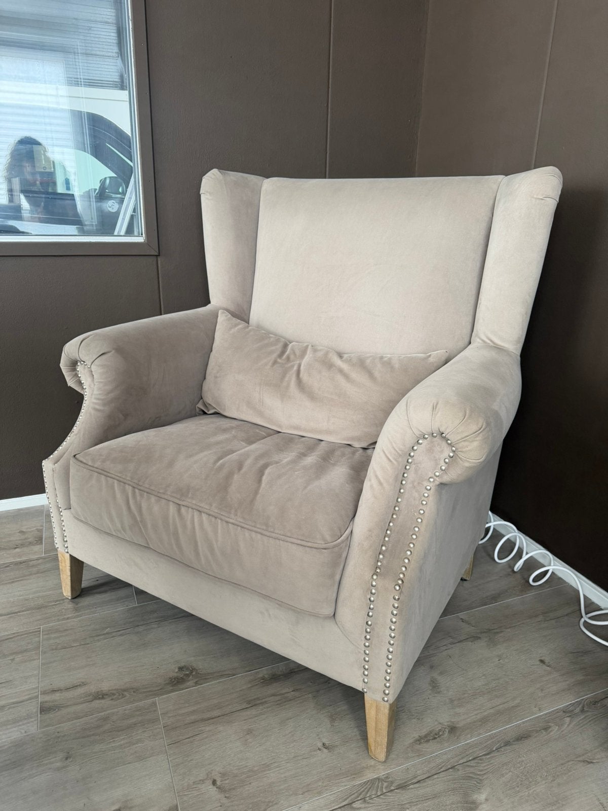 Luxe landelijke oorfauteuil velours beige/taupe hotel chique, Huis en Inrichting, Ophalen, Eenpersoons, 75 tot 100 cm, Zo goed als nieuw