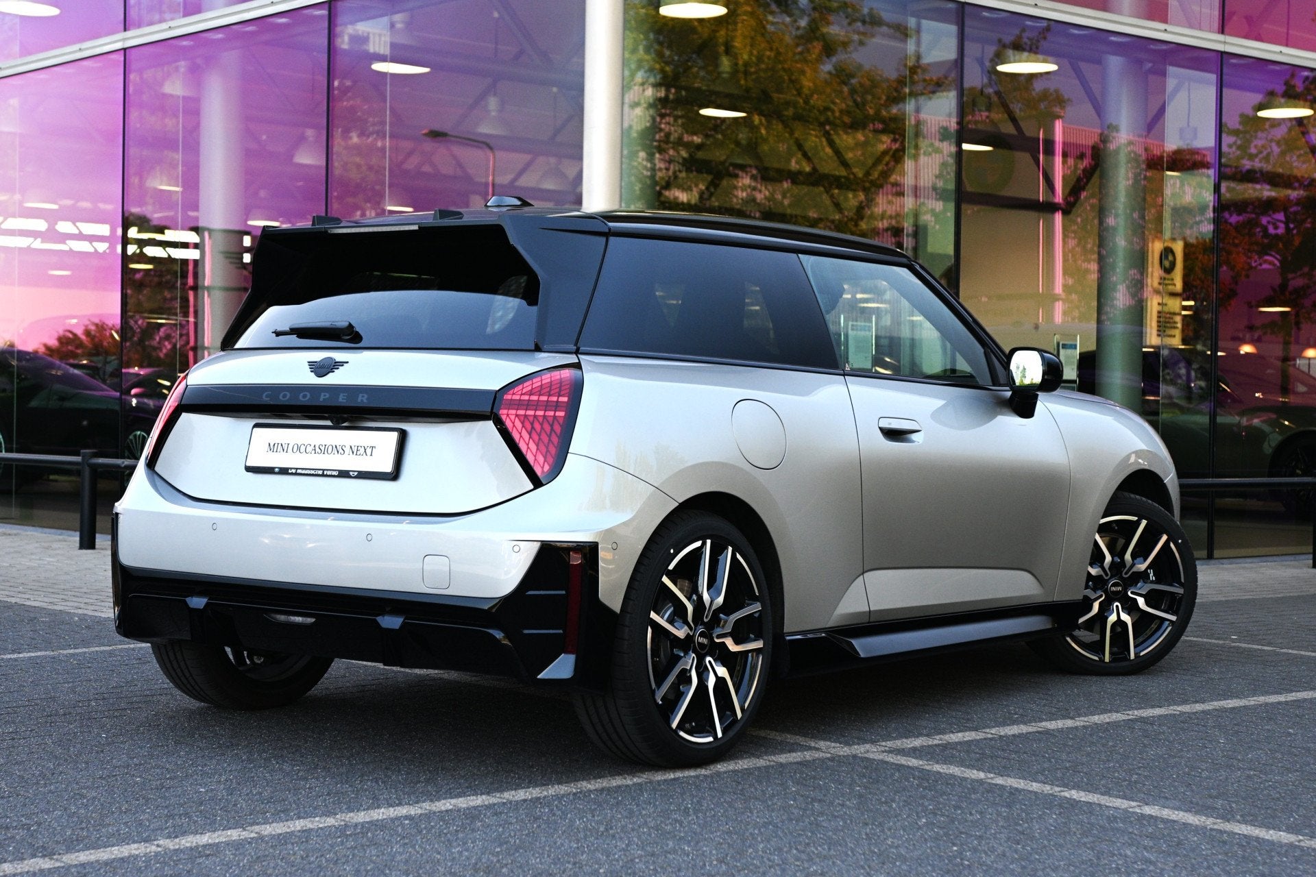 MINI Hatchback Cooper E / John Cooper Works / Pakket M / 18", Auto's, Mini, Zwart, 4 stoelen, Leder en Stof, Origineel Nederlands