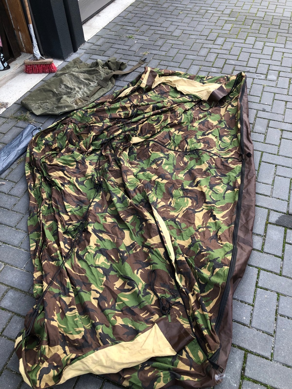 Camouflage katoenen tent met stevig inritsbaar grondzeil., Ophalen of Verzenden, Gebruikt, Tot en met 2