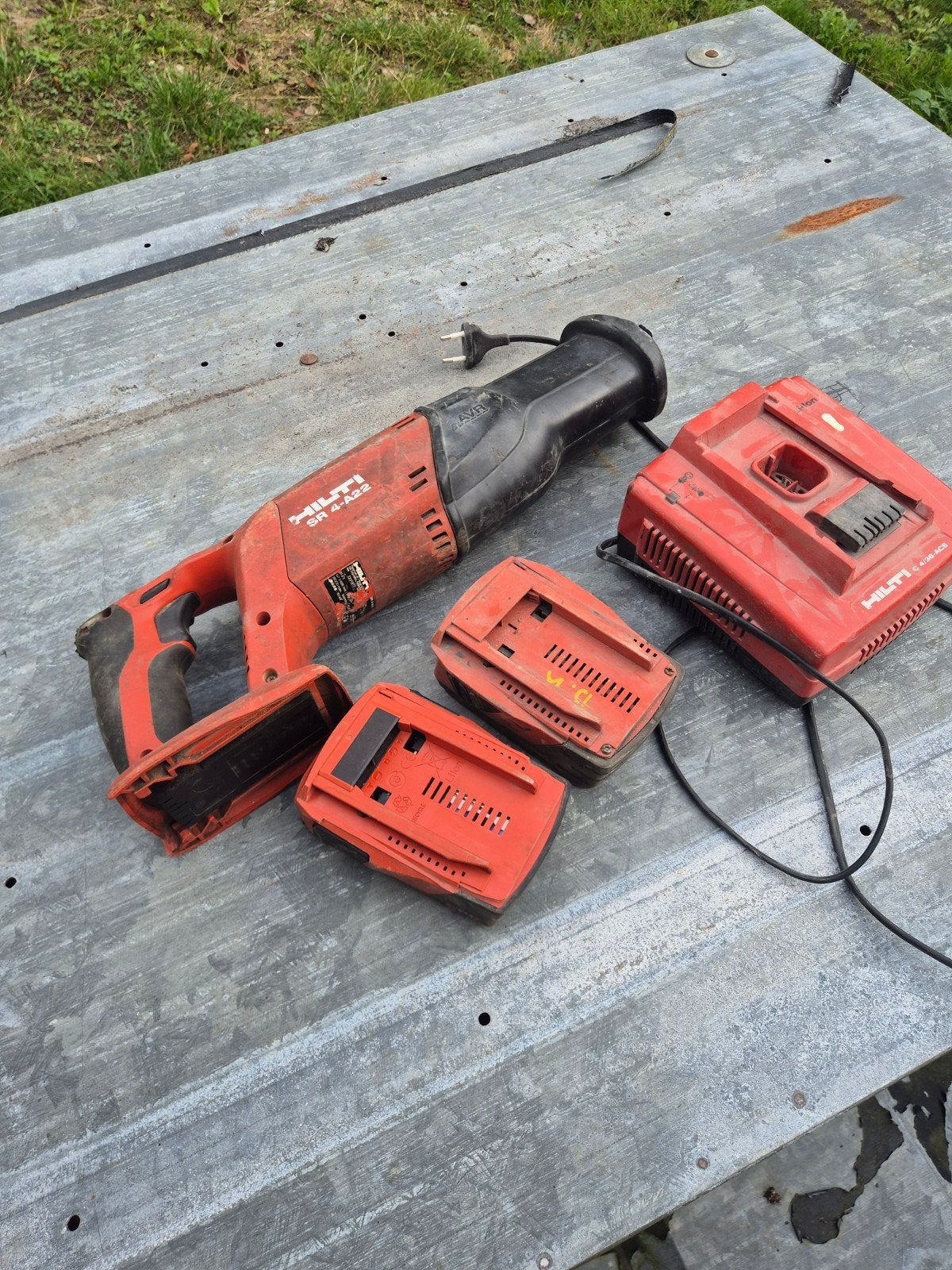 Hilti SR 4-A22 Reciprozaag met 2 accu's en lader, Ophalen of Verzenden, Gebruikt