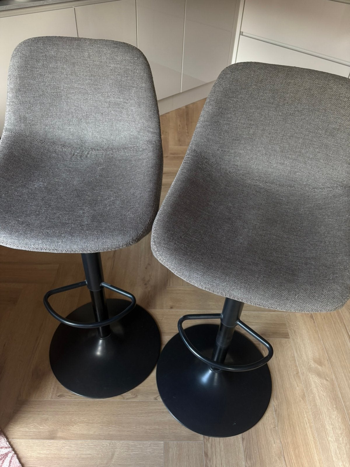 Barstoel 2st | Grijs, verstel/draaibaar | Leen Bakker, Ophalen, Draaibaar, Gebruikt, 60 tot 90 cm