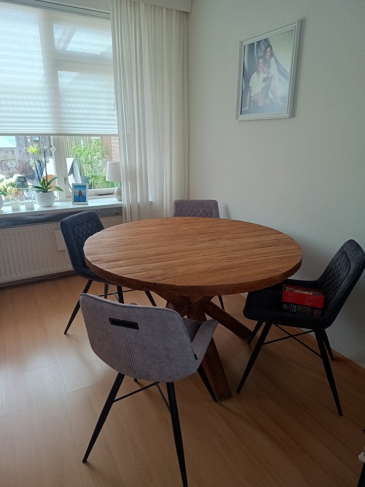Ronde eettafel met 4 stoelen, Modern, Scandinavisch, Rond, Zo goed als nieuw, Vier personen