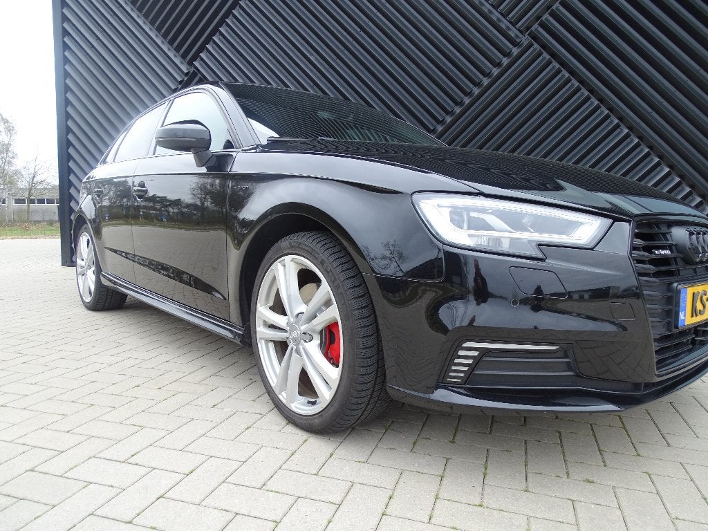 Audi A3 S-line 1.4 E-tron 2016 Zwart - hybride, 4 cilinders, Alcantara, Zwart, Hybride Elektrisch/Benzine