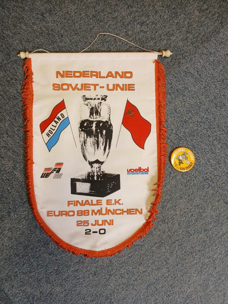 Te koop, posters plus vaantje NL elftal., Verzamelen, Sportartikelen en Voetbal, Ophalen, Overige binnenlandse clubs, Vaantje of Sjaal