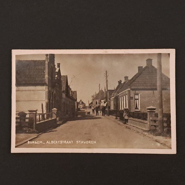 Fotokaart Stavoren Friesland Volk op de Burg. Albertstraat, Verzenden, 1920 tot 1940, Gelopen, Friesland
