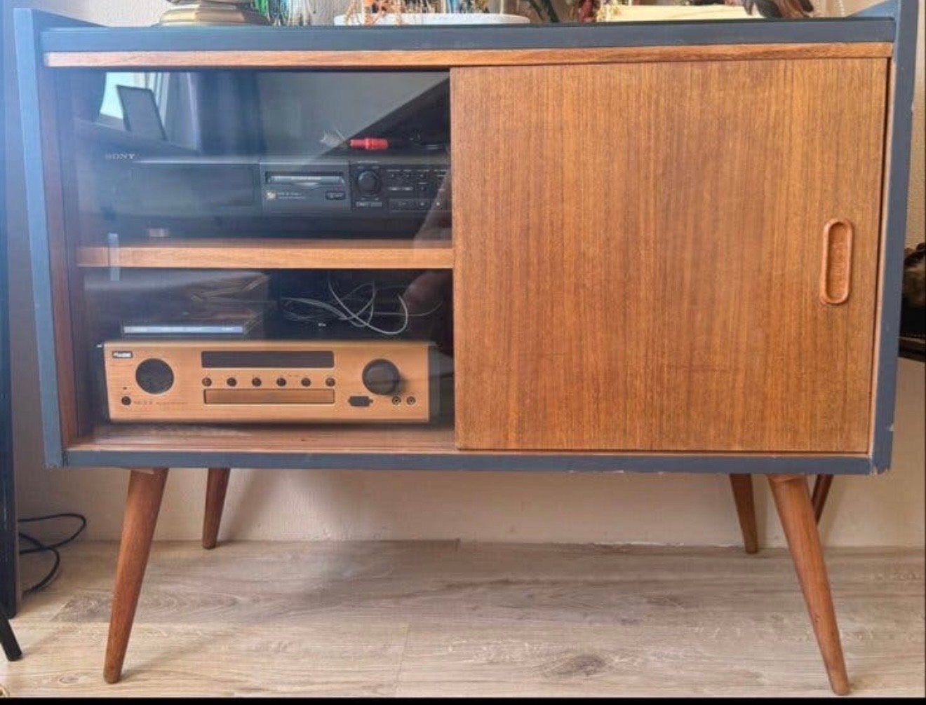 Vintage dressoir met schuifdeuren en houten poten, Ophalen, Gebruikt, 100 tot 150 cm, Minder dan 100 cm