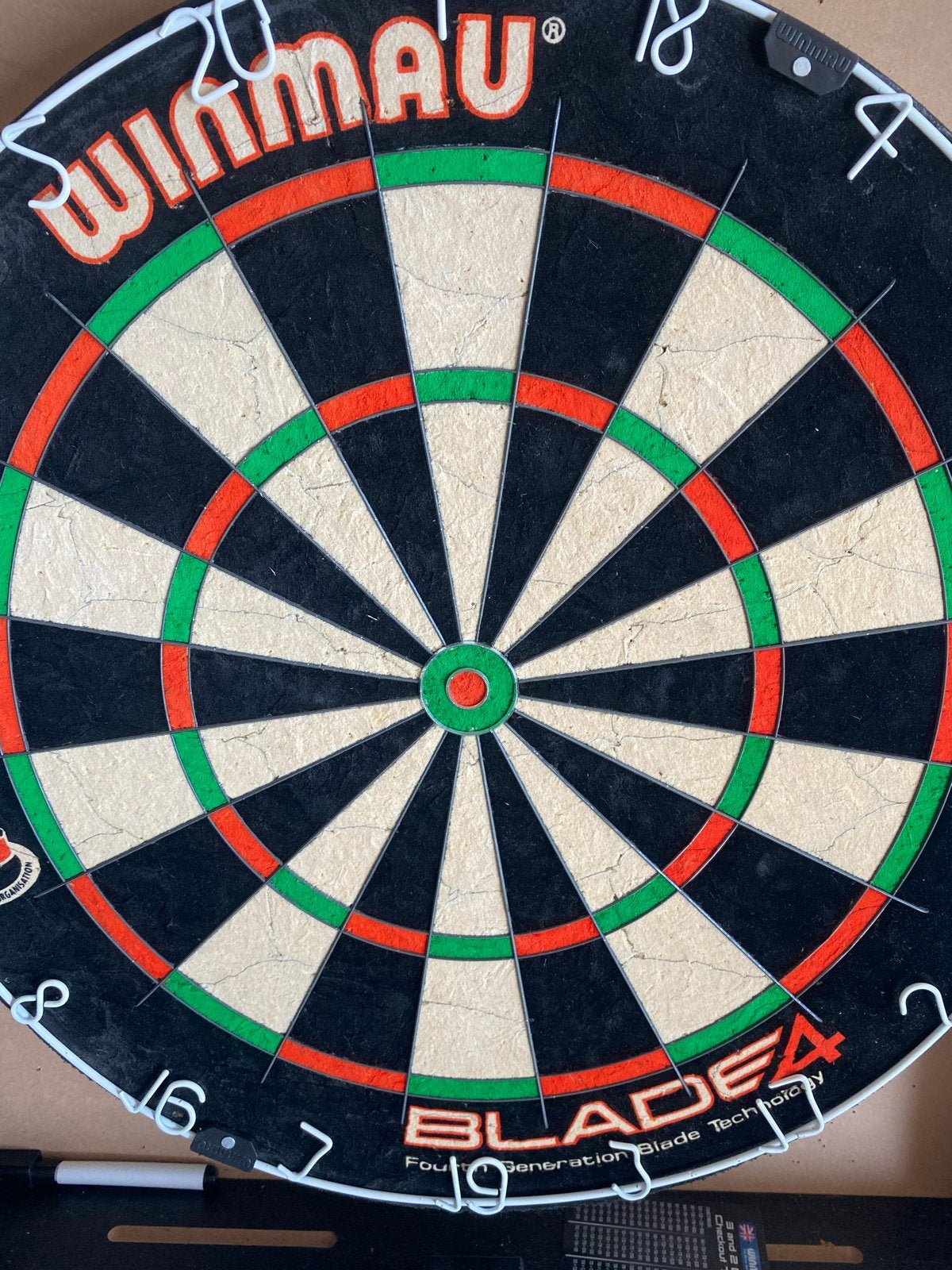 Zo goed ala nieuw Winmau Blade 4 dartbord in Kings Head kast, Sport en Fitness, Darts, Ophalen, Zo goed als nieuw, Dartbord