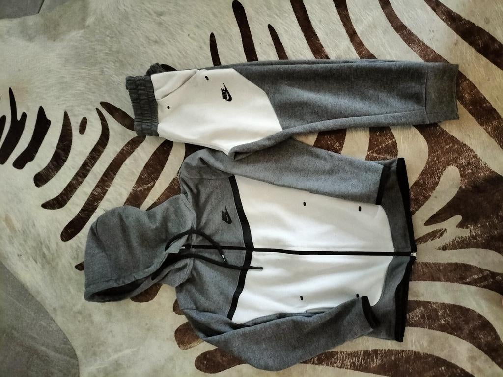 Nike Tech Fleece trainingspak maat 116, Jongen of Meisje, Ophalen of Verzenden, Zo goed als nieuw, Setje
