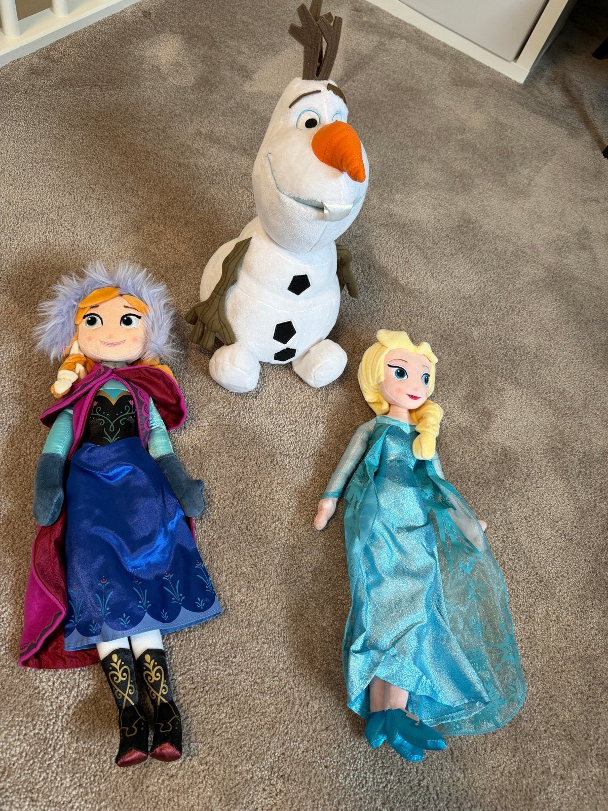 Disneyland Frozen knuffels: Anna, Elsa en Olaf, Kinderen en Baby's, Disney, Overige typen, Ophalen of Verzenden, Middelgroot (20 tot 80 cm)