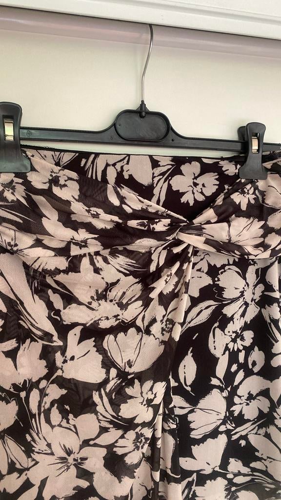 Bloemenprint wikkelrok - Maat M, Kleding | Dames, Rokken, Zo goed als nieuw, Maat 38/40 (M), Zwart, Knielengte, Ophalen of Verzenden