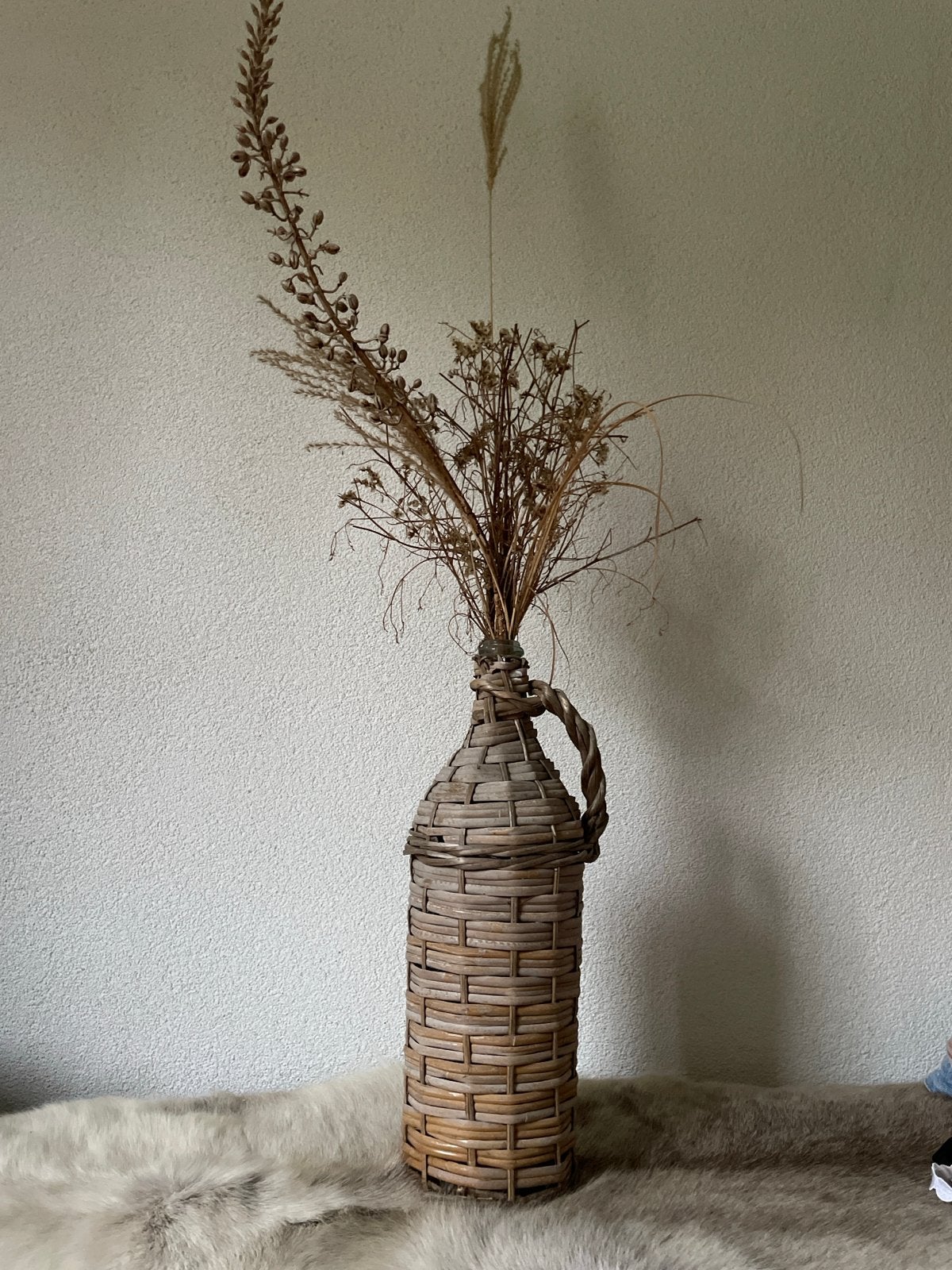 Decoratieve rieten fles met gedroogde bloemen, Ophalen