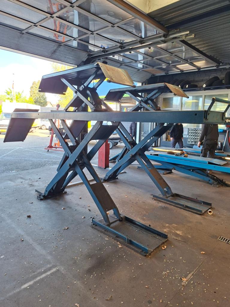 Hefbrug schaarhefbrug Nussbaum 3500 kg met schaar in rijbaan, Ophalen