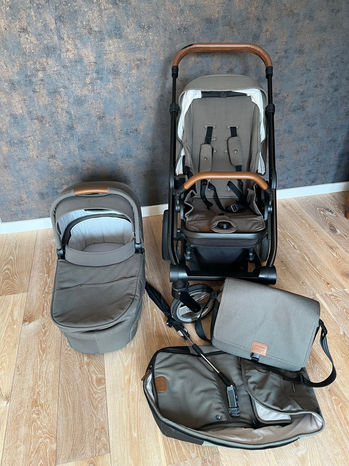Mutsy Nio Kinderwagen Green - Complete set, Ophalen, Zo goed als nieuw, Combiwagen, Met reiswieg