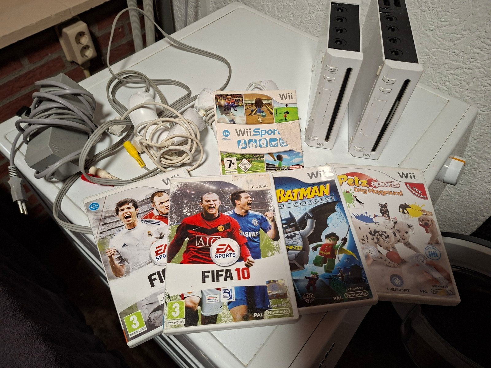 Wii console set met 2 consoles, controllers en 4 games, Spelcomputers en Games, Ophalen of Verzenden, Gebruikt, Met 1 controller