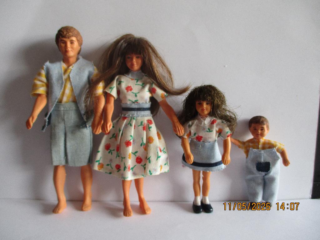 poppenhuis oude buigpopjes familie, Ophalen of Verzenden, Zo goed als nieuw, Popje