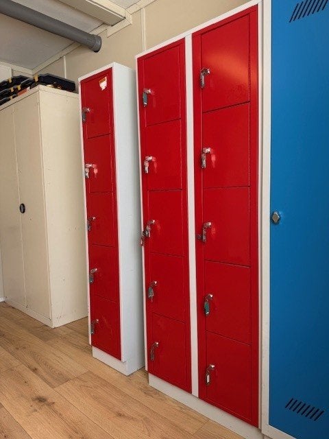 2378. Lockerkast / Lockers / Kluisjes, Ophalen, Zo goed als nieuw