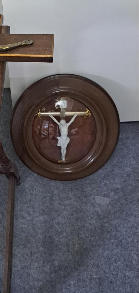 Ovale Kruisbeeld in Houten Lijst - Religieuze Decoratie, Ophalen
