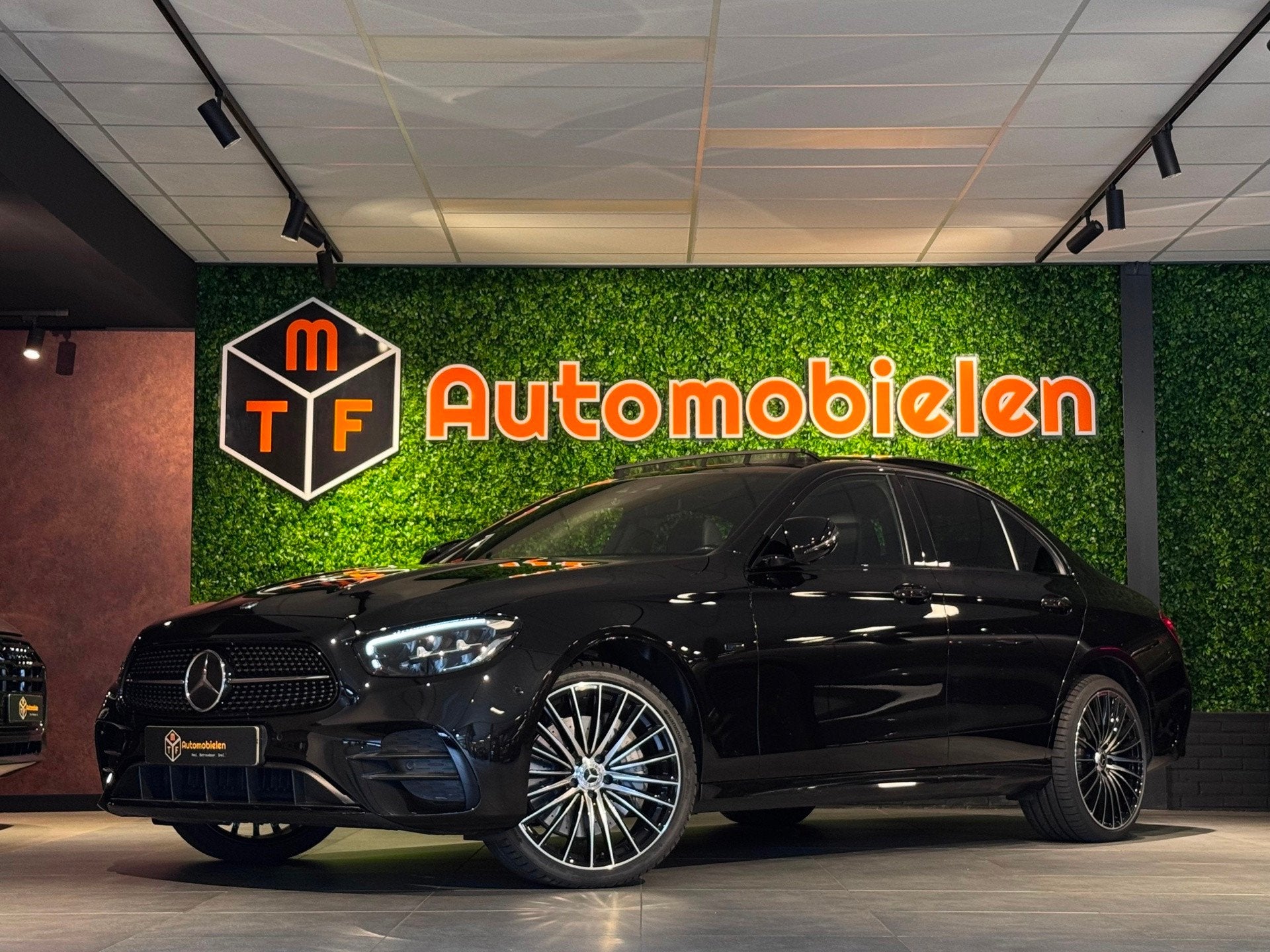 Mercedes-Benz E-klasse 300 e AMG Line |320 PK|PANO|BURMESTER, 63 km/l, Dealer onderhouden, Achterwielaandrijving, Gebruikt