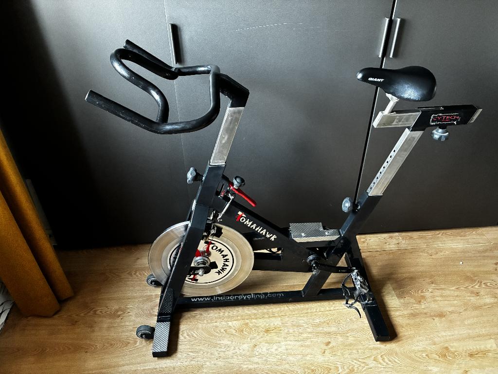 Spinningbike Tomahawk, Sport en Fitness, Ophalen, Gebruikt, Spinningfiets, Metaal