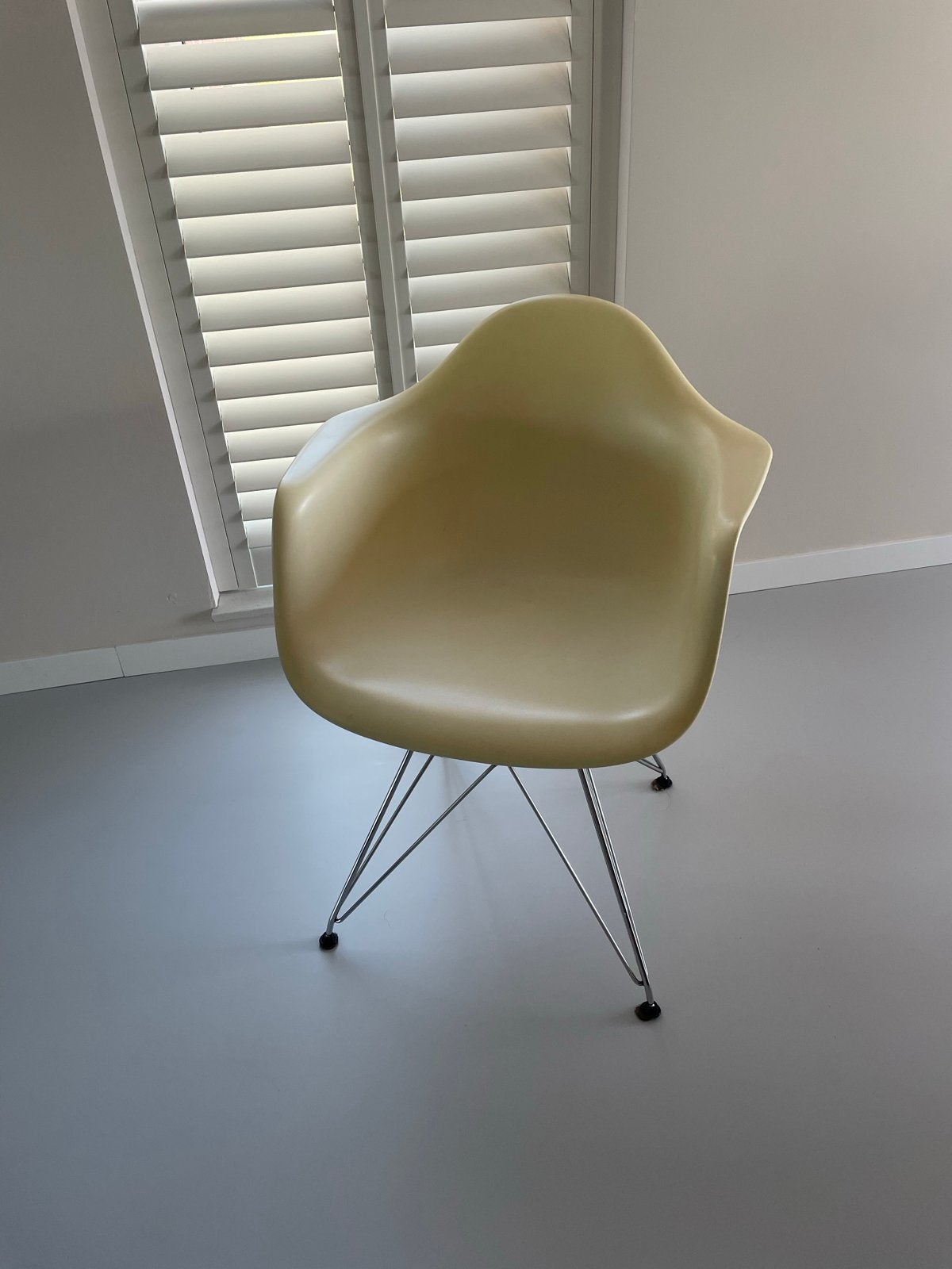 Vitra Eames Plastic Armchair DAR, Huis en Inrichting, Stoelen, Ophalen, Kunststof, Gebruikt, Overige kleuren