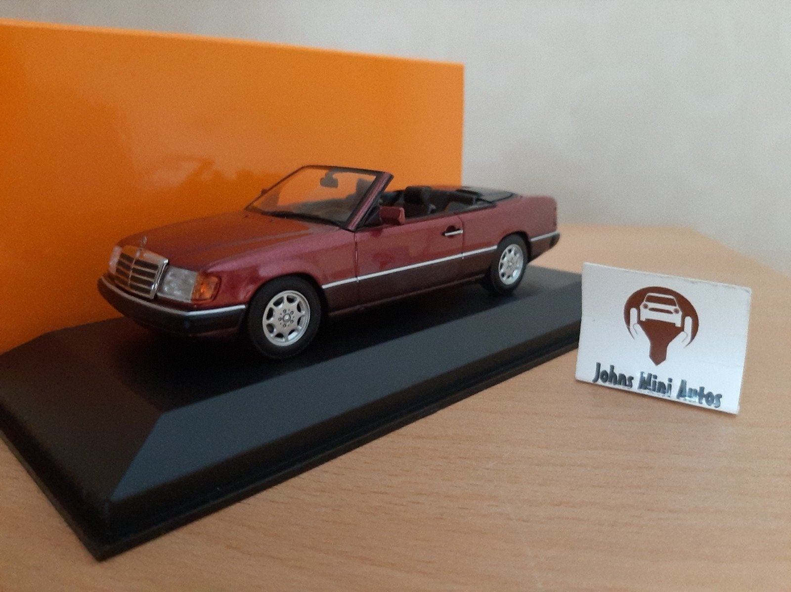 Mercedes Benz 300CE Cabrio (A124) rood-met. Maxichamps 1:43, Hobby en Vrije tijd, Modelauto's | 1:43, Overige merken, Auto, Nieuw