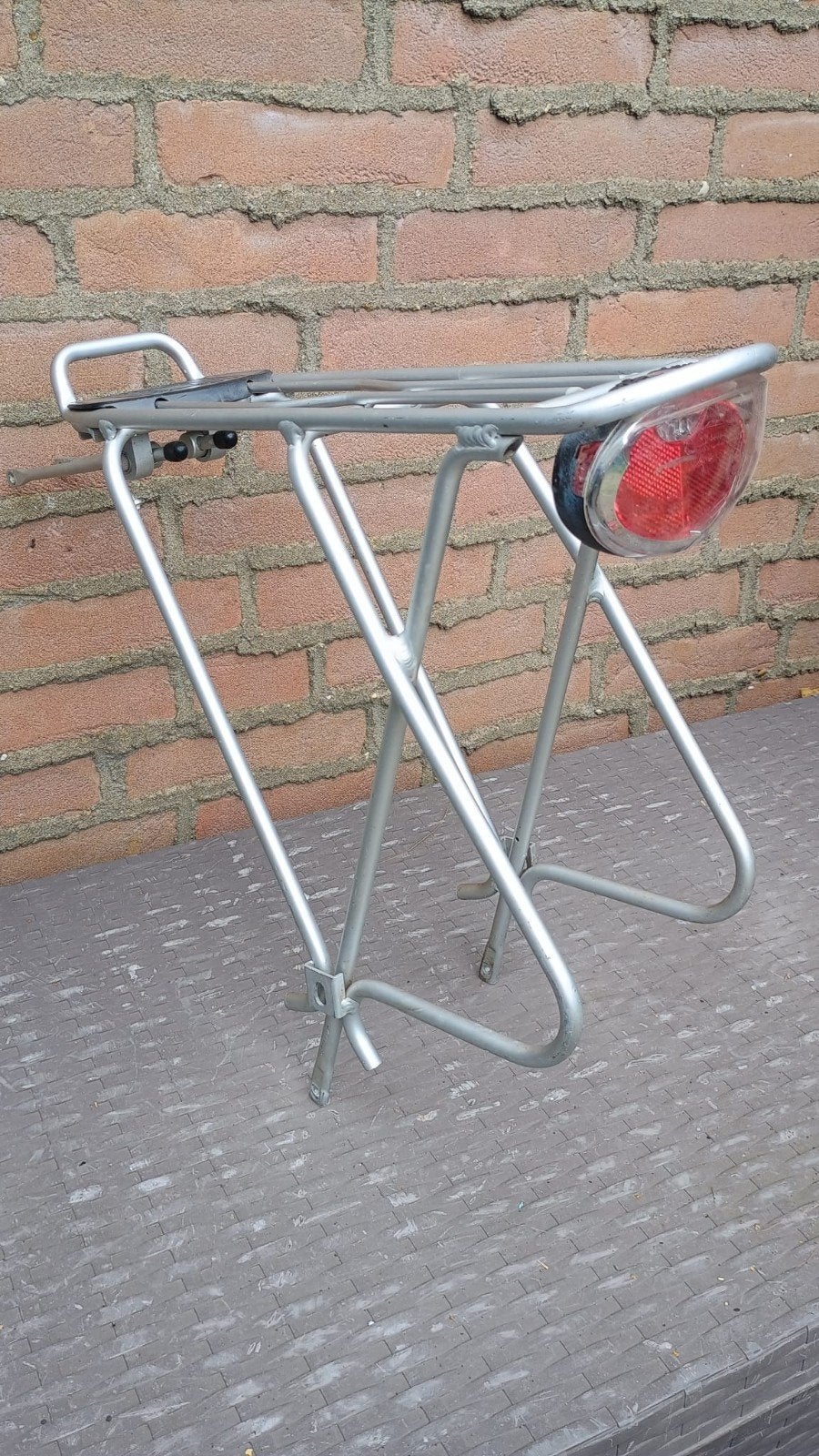 gratis zilverkleurige fietsendrager met achterlicht, Ophalen, Gebruikt